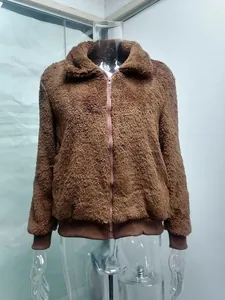 Veste en polaire teddy marron pour femme avec fermeture éclair sur mannequin.