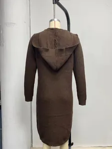 Gros plan montrant la texture de la maille et la capuche du cardigan marron