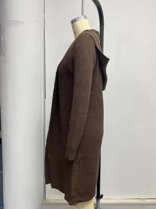 Profil latéral d'un gilet long à capuche en maille marron présenté sur un mannequin