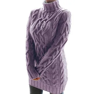Detalle de este vestido de punto trenzado morado con cuello alto y textura gruesa.