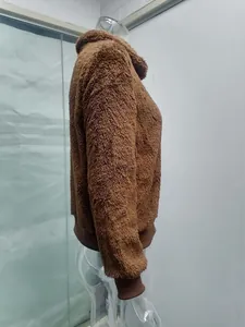 Vue de profil latérale d'une veste en polaire teddy marron à texture douce et pelucheuse.