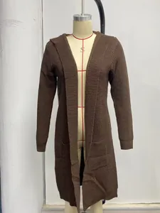 Vue détaillée d'un cardigan en maille marron à capuche, texture côtelée et coupe longue