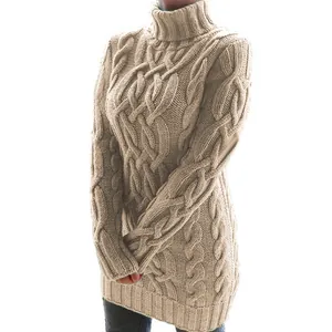 Detalle de vestido de punto beige con cuello alto y trenzado de textura gruesa