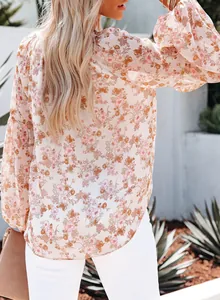 Vue arrière d'une blouse en mousseline fleurie avec manches lanternes.