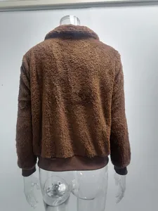 Vue arrière détaillée d'une veste douillette en polaire teddy marron à texture chaude