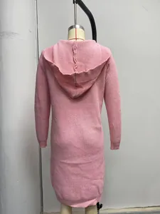 Vue arrière détaillée d'un long cardigan en maille rose avec capuche sur un mannequin