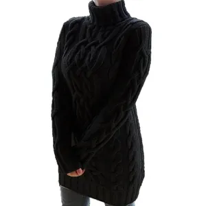 Vista detallada de vestido de punto trenzado negro con cuello alto para mujer