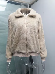 Gros plan sur une veste polaire teddy beige pour femme avec fermeture éclair et col