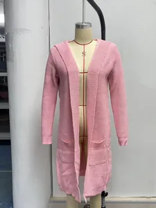 Détail du long gilet en tricot rose avec capuche et poches en maille moyenne