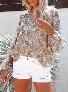 Détail de cette blouse en mousseline fleurie avec des manches lanternes élégantes