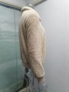 Détail de profil d'une veste polaire teddy beige chaude sur un mannequin transparent