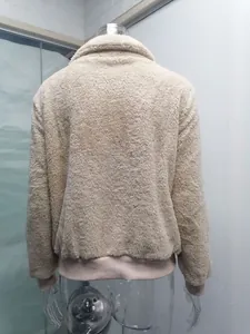 Vue arrière d'une veste en polaire teddy beige sur un mannequin.