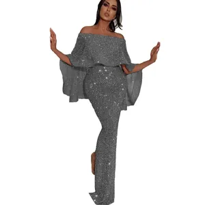 Detailansicht der funkelnden silbernen Pailletten auf diesem eleganten Abendkleid