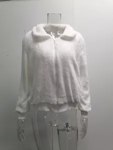 Détail d'une veste en polaire teddy blanche douce avec fermeture éclair pour femme