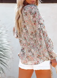 Détail des manches lanternes sur une blouse en mousseline à fleurs boho