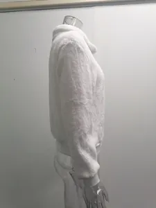 Vue de profil d'une veste en polaire teddy blanche chaude sur un mannequin transparent