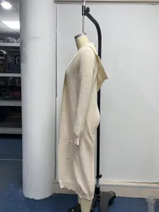 Vue latérale d'un long gilet en maille crème à capuche présenté sur un mannequin de couture