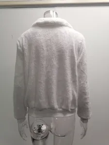 Vue arrière détaillée d'une veste en polaire teddy blanche et douce pour femmes