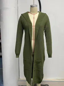 Vue détaillée d'un long cardigan en maille vert olive avec capuche et poches sur mannequin