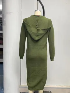 Vue détaillée de l'arrière d'un long gilet en tricot vert olive avec une capuche