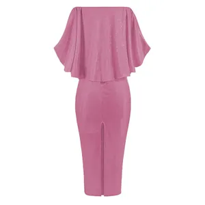 Rückansicht des funkelnden rosa Etuikleides mit Cape-Overlay und Schlitz.