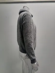 Vue de côté de la veste en polaire teddy grise pour femmes avec poignets côtelés.