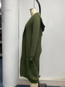 Vue latérale détaillée d'un long cardigan en tricot vert olive à capuche sur mannequin