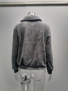Vue arrière d'une veste chaude en polaire teddy grise pour femme sur un mannequin transparent