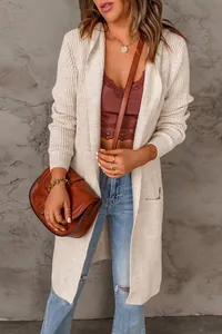 Vue détaillée d'un long cardigan beige en maille douce avec des poches pratiques