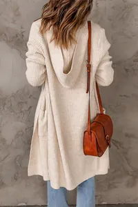 Vue arrière détaillée d'un cardigan en tricot beige à capuche avec une coupe ample