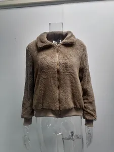 Vue détaillée d'une veste en polaire Teddy marron pour femme avec fermeture éclair et col.