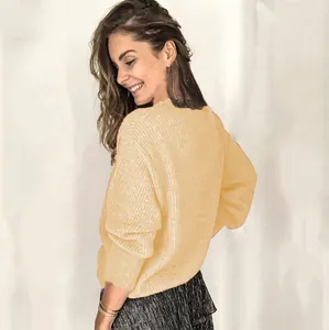 Achteraanzicht van een comfortabele beige oversized gebreide trui op een glimlachend model