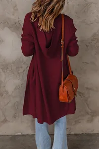 Vue arrière détaillée d'un cardigan en tricot bordeaux surdimensionné avec capuche.