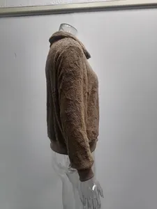 Vue latérale d'une veste en polaire teddy marron pour femme avec poignets et col côtelés