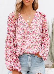 Vue détaillée d'une blouse en mousseline à fleurs pour femmes avec manches lanternes.