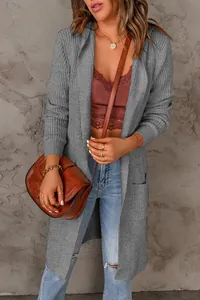 Vue détaillée de la texture côtelée d'un cardigan gris long en maille à manches longues