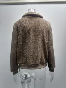 Détail de la vue arrière d'une veste polaire Teddy marron avec ourlet côtelé.