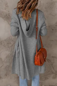 Vue arrière détaillée d'un gilet en tricot gris à manches longues avec capuche et côtes