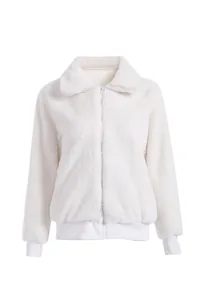 Gros plan sur une veste en polaire blanche pelucheuse avec fermeture éclair et col