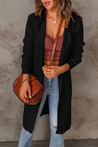 Détails d'un cardigan en maille noire ample avec une silhouette longue pour l'automne