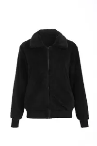 Détail de face d'une veste en polaire Teddy noire pour femme avec fermeture éclair.