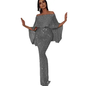 Funkelndes silbernes schulterfreies Pailletten-Abendkleid im Meerjungfrau-Stil.
