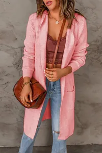 Vue détaillée d'un long gilet en maille rose avec tricot texturé et grandes poches