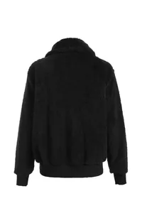 Vue détaillée du dos d'une veste chaude en polaire teddy noire avec bords-côtes
