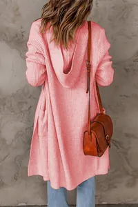 Vue arrière d'un gilet long en maille rose à capuche avec poches confortables