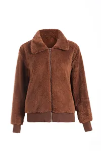 Vue détaillée d'une veste chaude en polaire teddy marron avec fermeture éclair femme