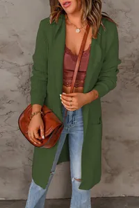 Détail d'un gilet en maille à manches longues pour femme en vert foncé élégant