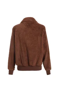 Vue détaillée de l'arrière d'une veste polaire teddy marron avec poignets côtelés