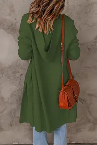 Vue arrière d'un long cardigan à capuche en maille vert foncé avec une texture côtelée
