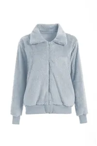 Vue de face d'une veste polaire teddy bleu clair pour femme avec fermeture éclair.
